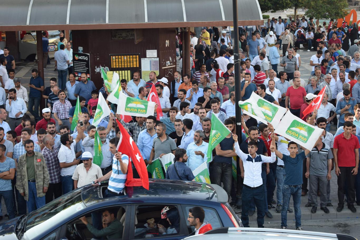 HÜDA PAR’dan Malatya’daki darbe protestolarına büyük destek